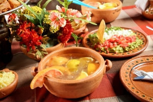 Cazuela, bebida con refresco, cítricos y Tequila, característica de Tlaquepaque